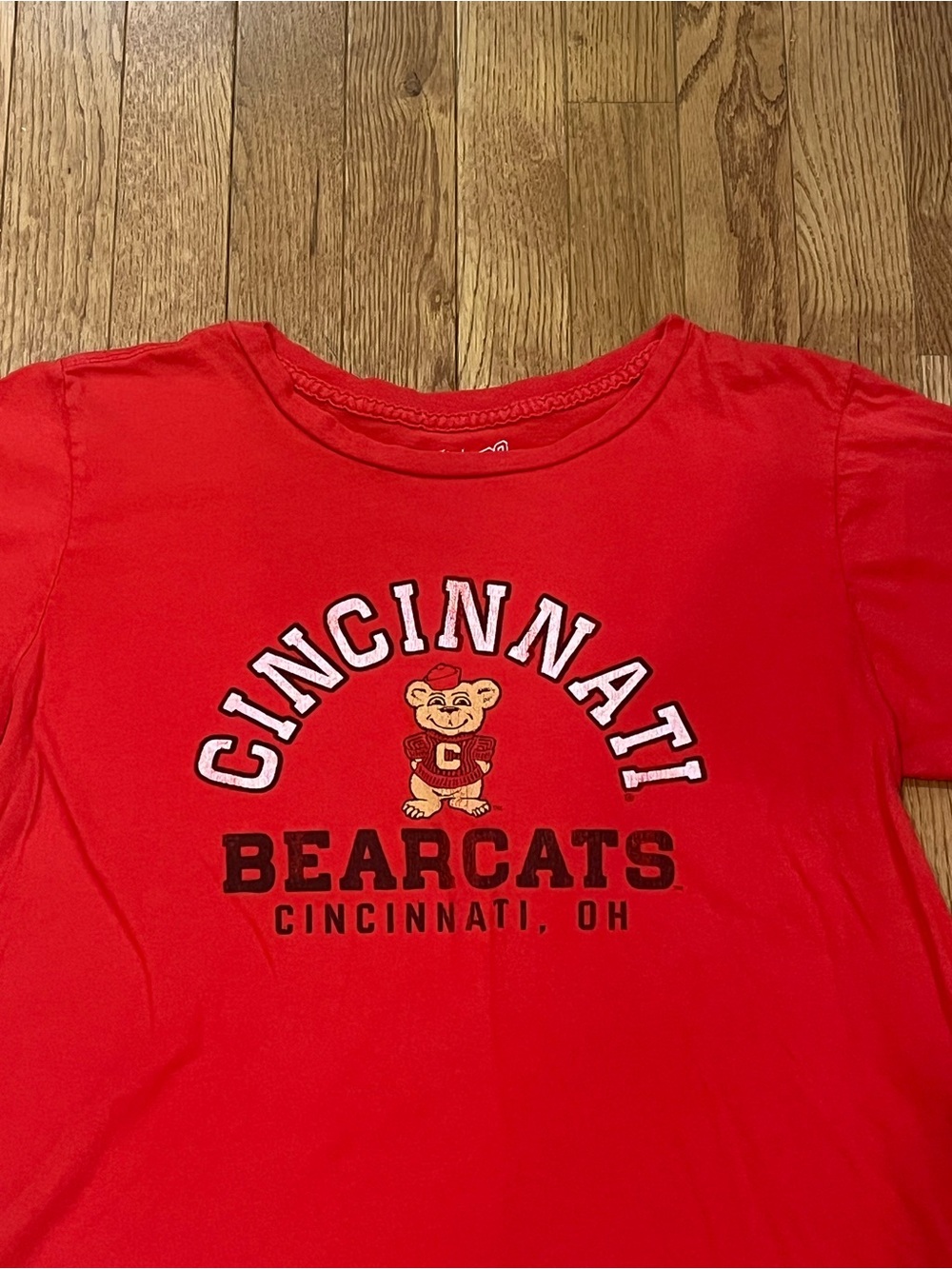 Cincinnati Bearcats Woman’s Collegiate Retro Design Red T-Shirt - Picture 2 of 4